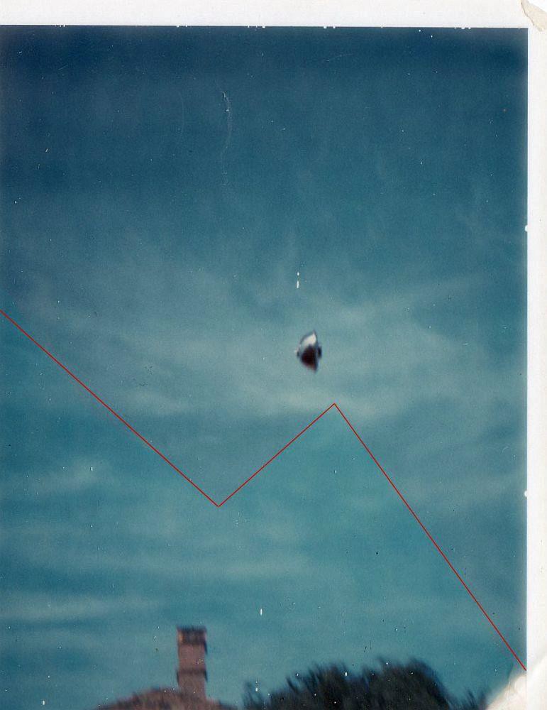 Balwyn UFO Picture alleged zig-zag line suggesting composite image